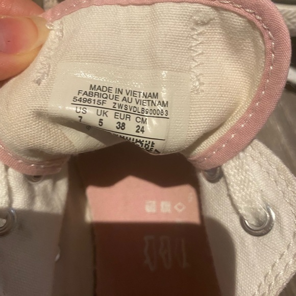 Baby pink converse sneakers - Picture 3 of 3